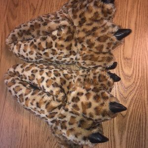 Women’s Leopard Foot Slippers